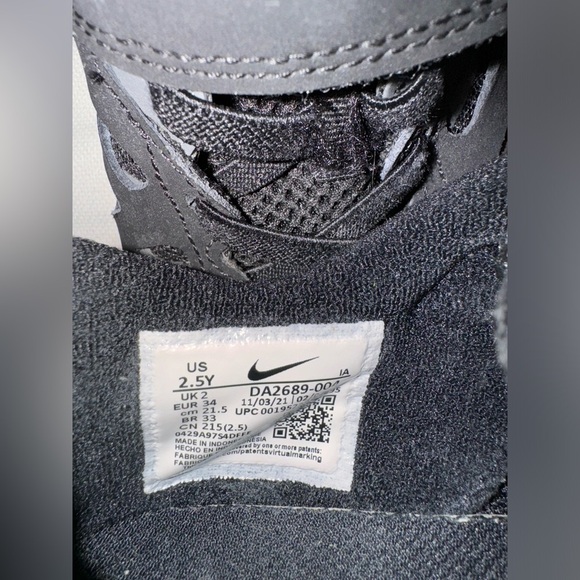 Nike boys black sneakers 2.5Y - Picture 4 of 5